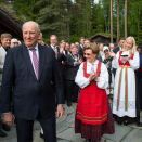  Alle gjestene - og Kronprins Haakon og Kronprinsesse Mette-Marit -  sang bursdagssang under hagefesten. Foto: Heiko Junge / NTB scanpix